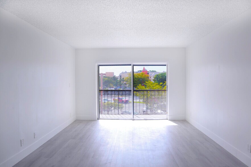 Building Photo - 8005 Lake Dr