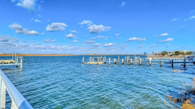 Building Photo - 909 N Cambridge Ave