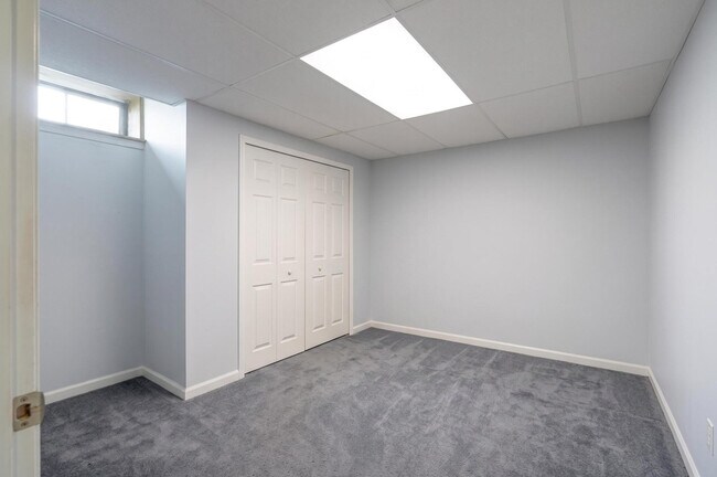 Building Photo - 833 Lakewood Dr