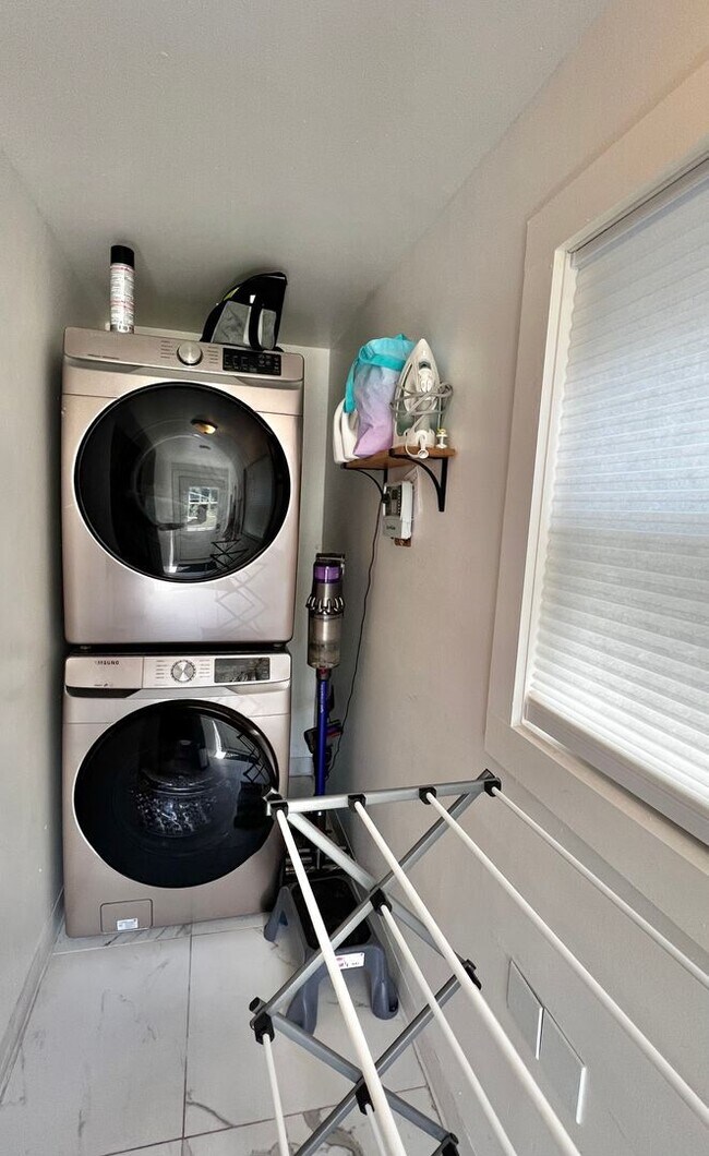 Building Photo - Update 4 Bed 2 Bath House in Old Town! Ava...