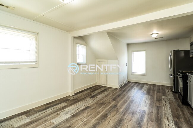 Building Photo - 303 E Ingle St