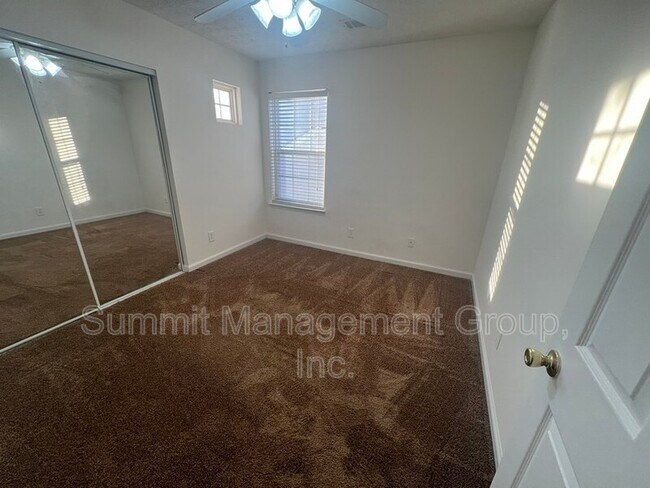 Building Photo - 2810 Lakeside Cir