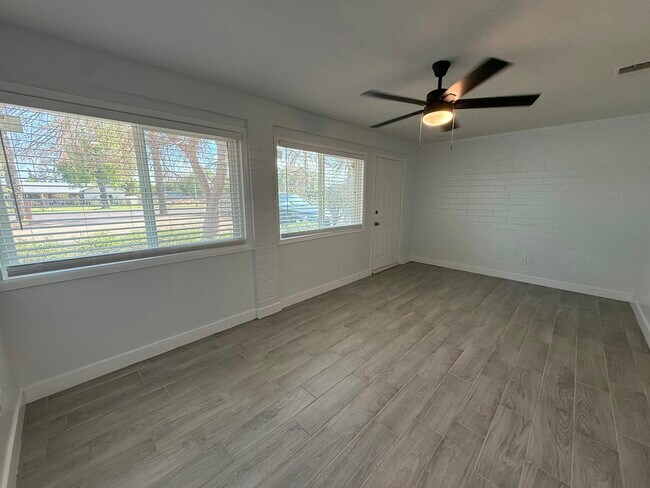 Building Photo - 2206 W Vista Ave