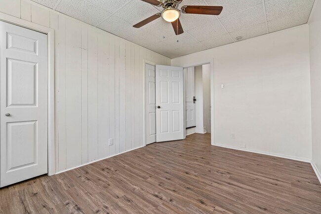 Building Photo - 4 bed 1 bath - all updated, central air, l...