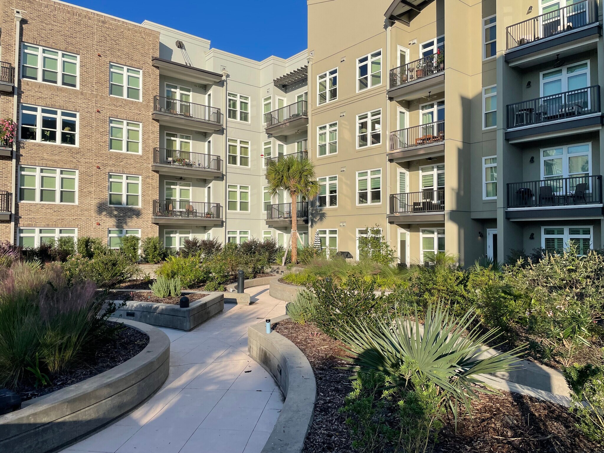 A walk through the courtyard and garden - 145 Pier View St