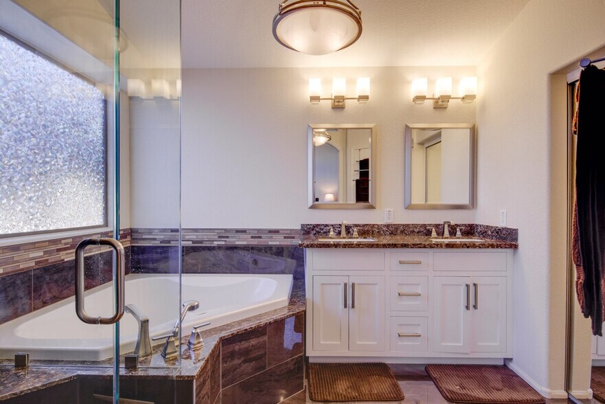 Building Photo - 3830 E Thornton Ave