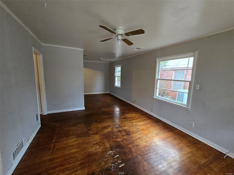 Building Photo - 2205 E 5th St