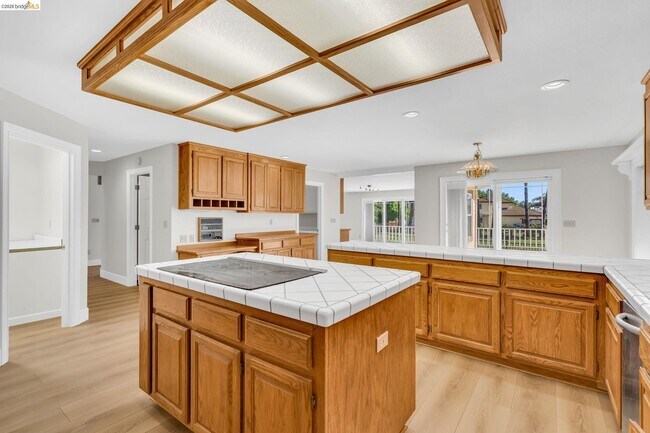 Building Photo - 5650 Edgeview Dr