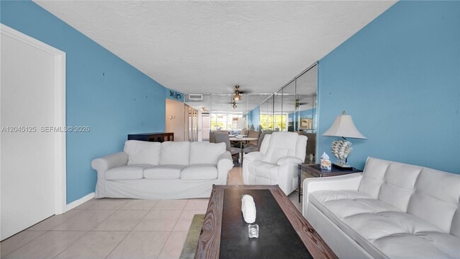 Building Photo - 2861 Somerset Dr