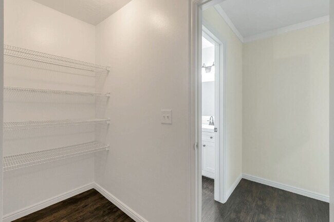 Building Photo - REFRESHED 5-Bedroom Home in Desirable Draper - Pet Friendly - NEW CARPET UPSTAIRS | Refreshed kit...