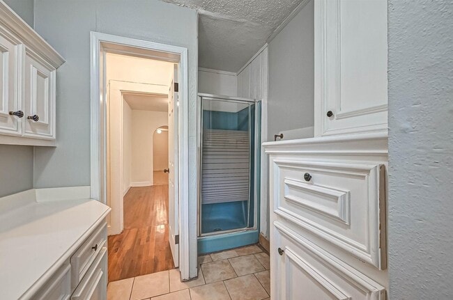 Building Photo - 6109 Saxon Dr