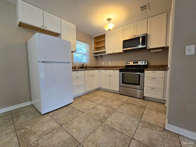 Building Photo - 6202 Fairview Dr