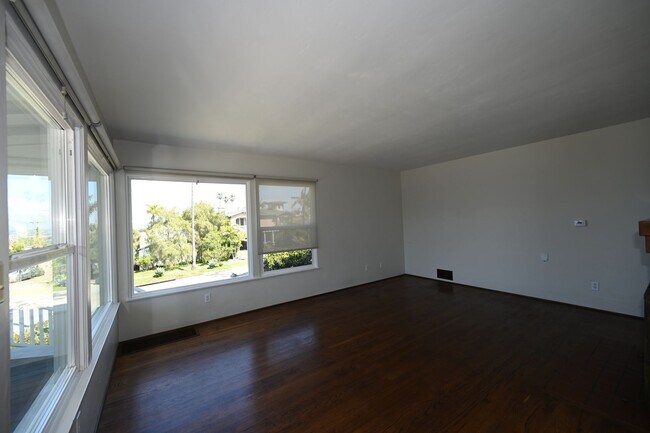 Building Photo - Beautiful Home with Gorgeous Views