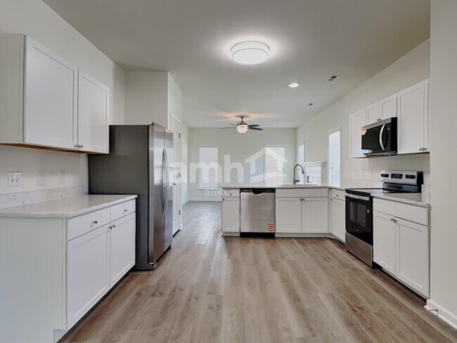 Building Photo - 105 Village Club Ln