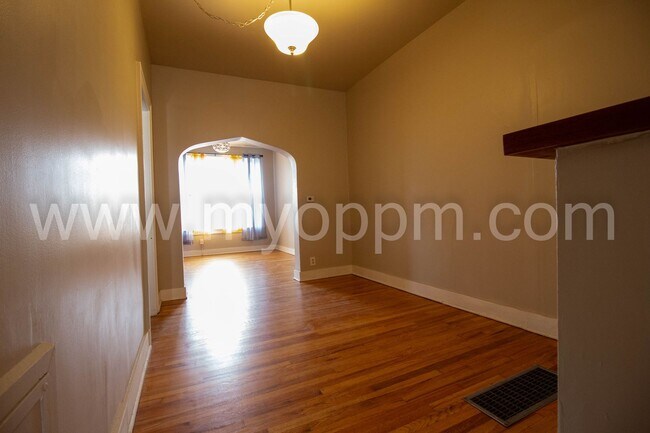 Building Photo - SIERRA 1322/1324 S 6 ST