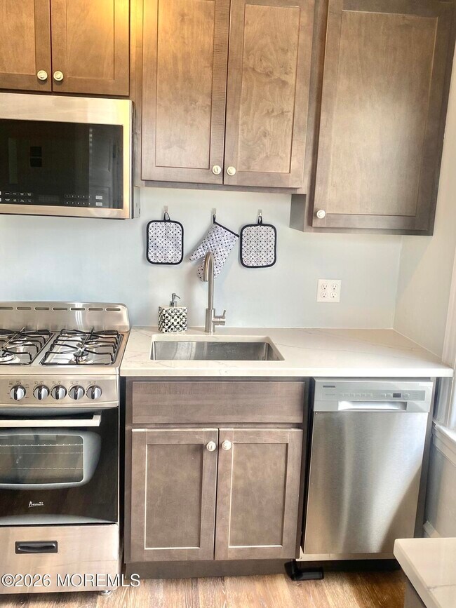 Building Photo - 401 Main St