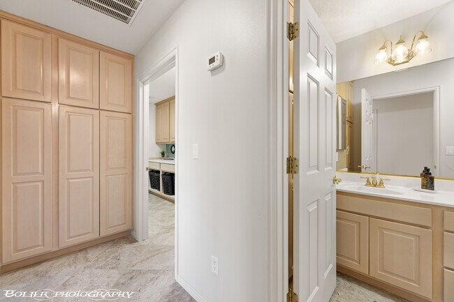 Building Photo - 887 Ironwood Dr