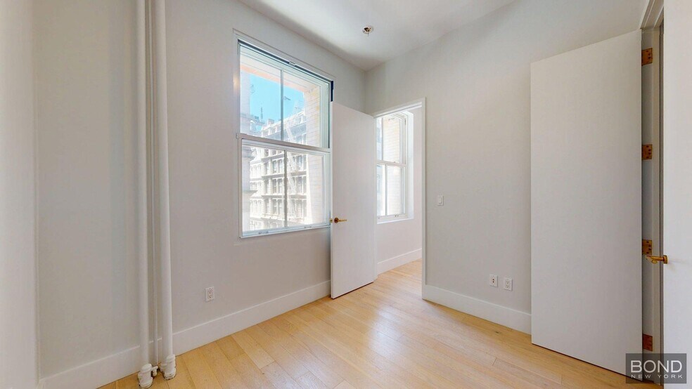 Building Photo - 452 Broome St