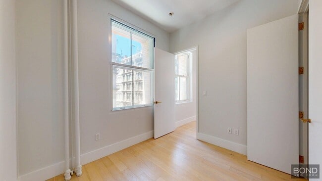 Building Photo - 452 Broome St