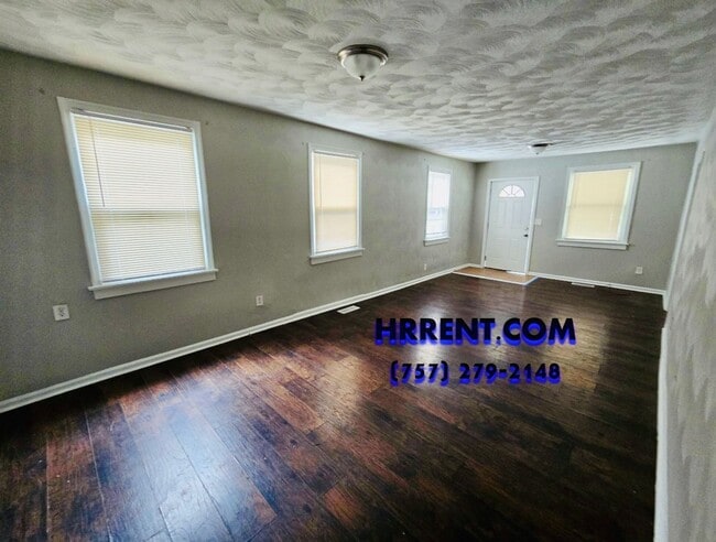 Building Photo - Adorably Renovated 3 Bedroom 2 Bath Single...