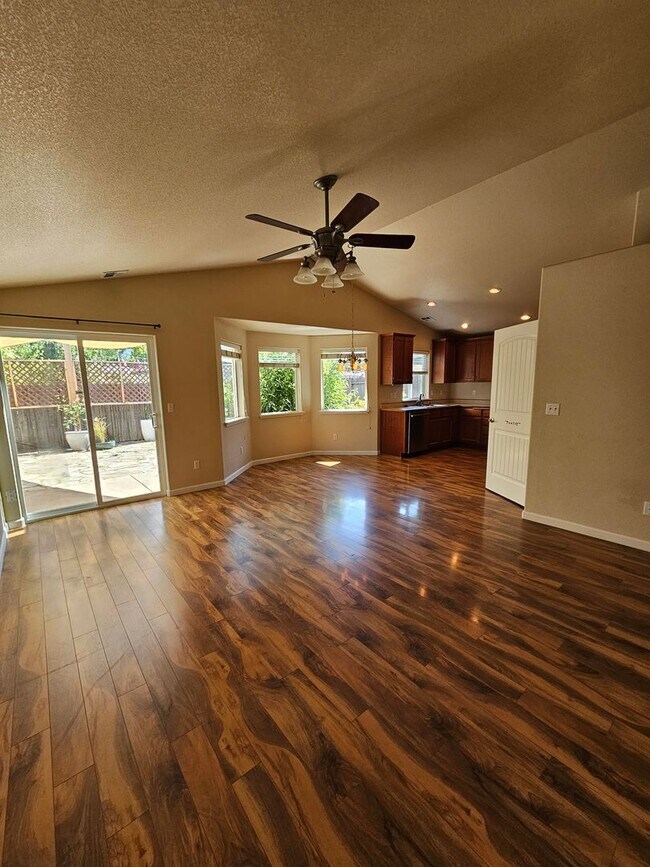 Building Photo - Beautiful Home near Schools and a Large Park!