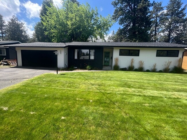 Building Photo - 665 NE 12th St