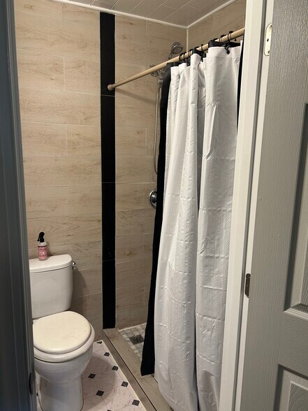 Primary bathroom - 52 Hammond Rd