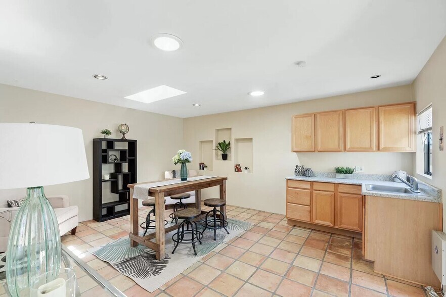 Large guest house for entertaining and a kitchenette - 14024 Peach Grove St