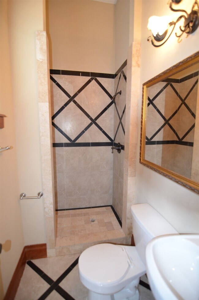 Building Photo - 1615 Houston Ave