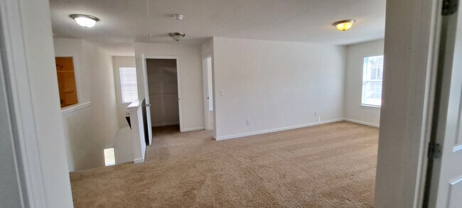 Building Photo - 1527 Sergeant Ln