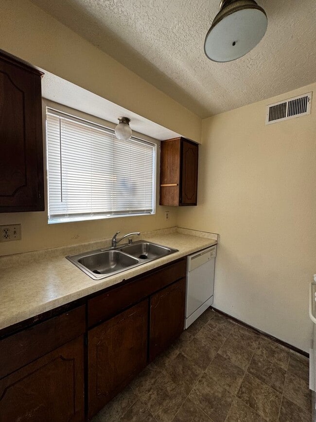 Building Photo - Charming 2 bedroom, 1 bath, 1 car garage u...