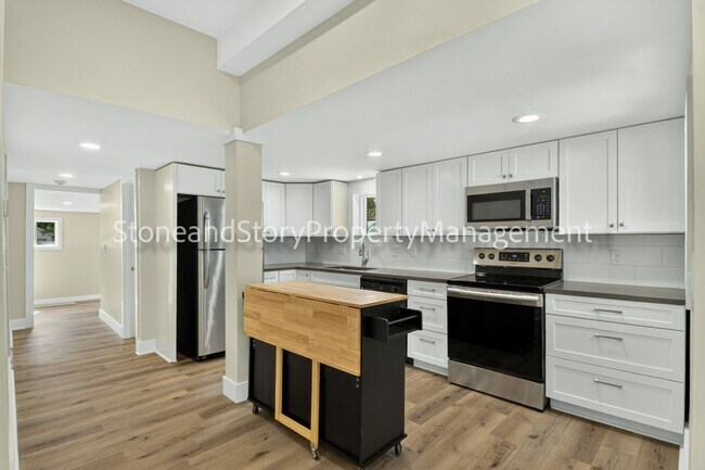 Building Photo - 414 NE Grattan St