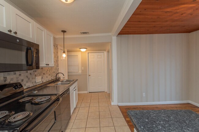 Building Photo - $1,200 - 3 bed/2 bath house for rent in Midtown Augusta, with fenced back yard