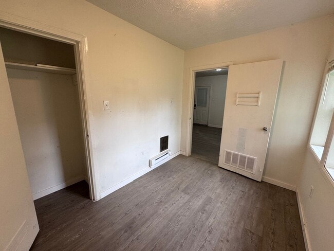 Building Photo - 922 S 27th St