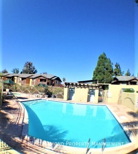 Building Photo - 530 Calle Montecito