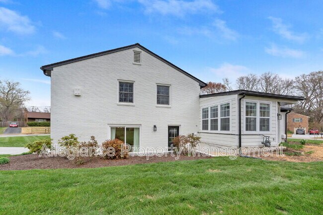 Building Photo - 2215 Lida Ct