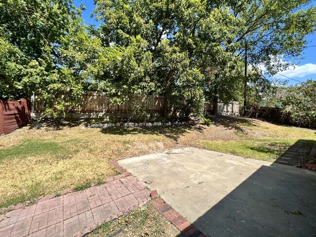 Building Photo - 3500 Loyola Ln