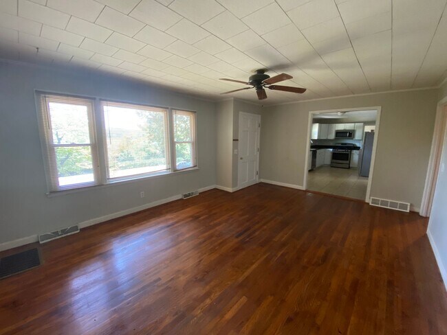 Building Photo - 3 Bedroom Brick Ranch House in a Great Location!