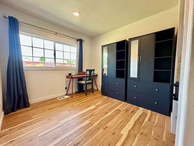Building Photo - Beautifully Remodeled Home Backing Up to t...