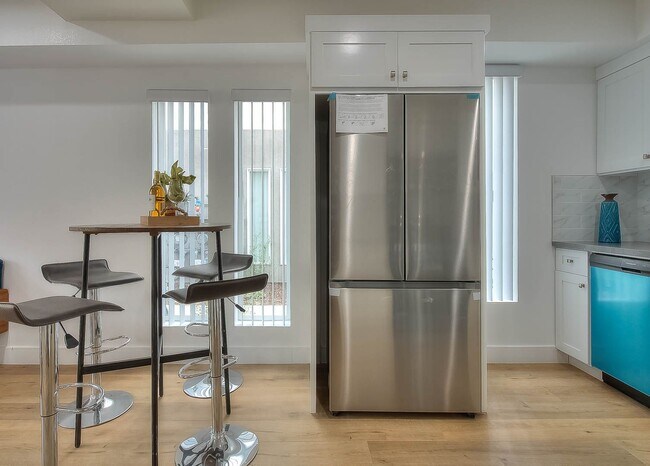 Building Photo - Luxury 4 Bed Townhomes in NoHo!