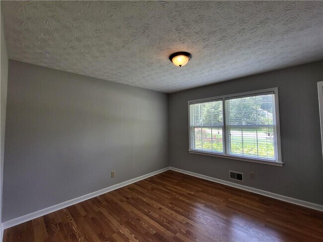 Building Photo - 4548 Shallowford Rd
