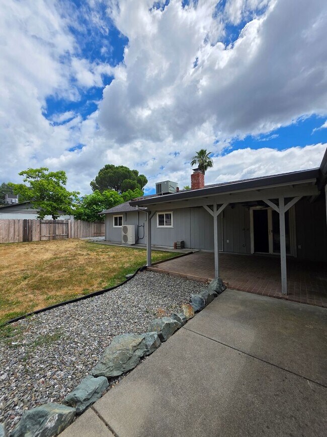 Building Photo - 4BR/3BA with PRIVATE IN-LAW SUITE / SECOND LIVING SET-UP