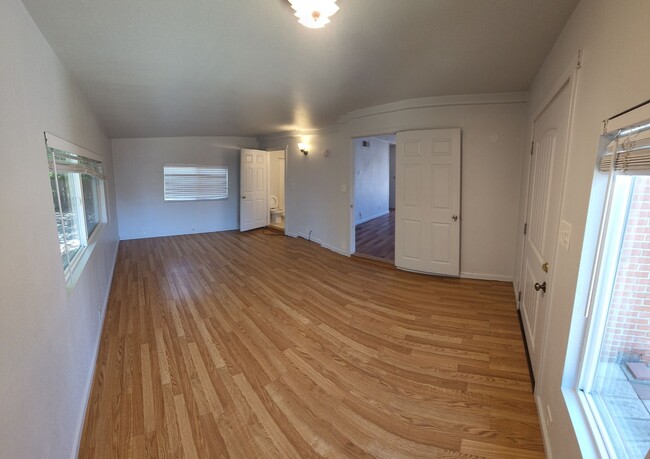 Building Photo - 4 bed 3 baths!  House ideally located close to campus, shopping, Bishop Peak