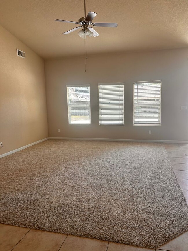 Building Photo - Beautiful home for rent in Visalia!