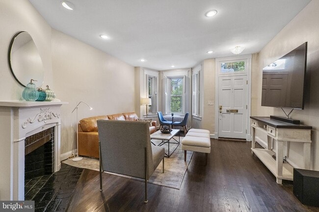 Building Photo - 145 D St SE