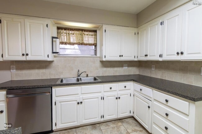 Building Photo - 4646 Sierra Madre Dr