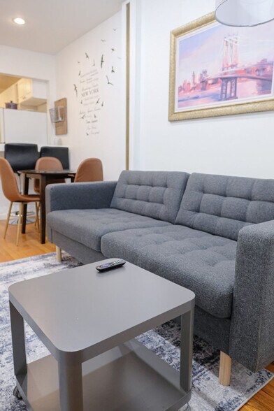 Building Photo - 305 E 104th St