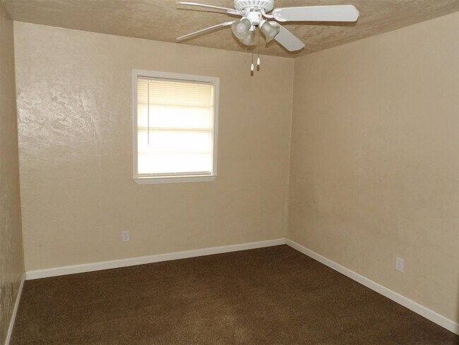 Building Photo - 1033 SE Alta Ln