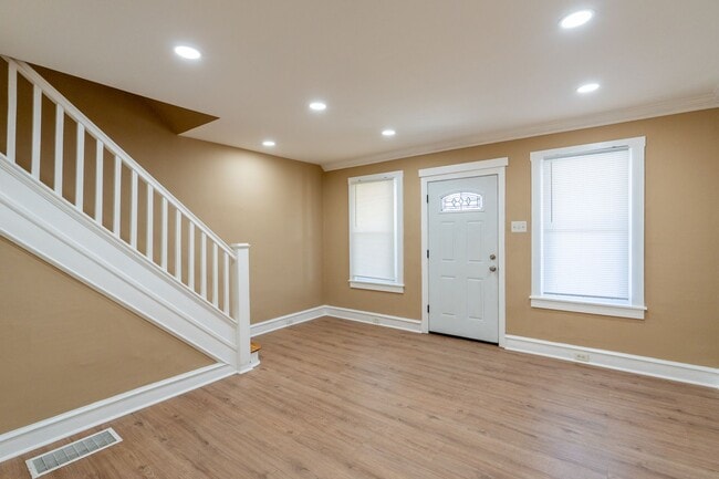 Building Photo - Newly rehabbed 3 bedroom