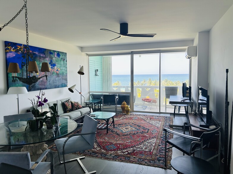 Living room - 2840 N Ocean Blvd